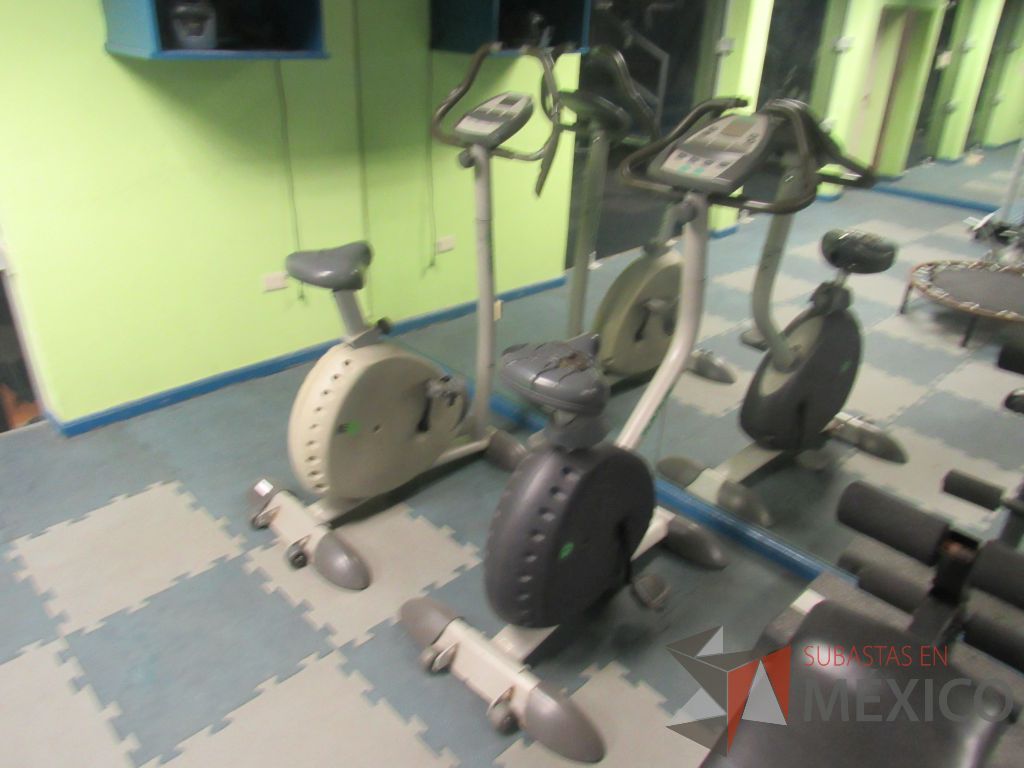 Lote 368a - Bicicleta fija con asiento dañado, ruedas y estructura metálica - Imagen 5
