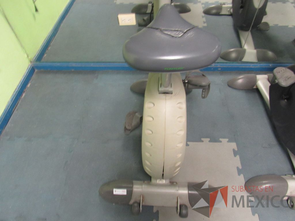 Lote 368a - Bicicleta fija con asiento dañado, ruedas y estructura metálica - Imagen 9