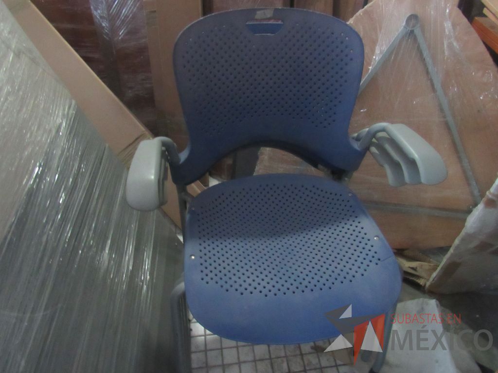 Lote 051 - 8 Sillas de visita con 4 patas metálicas con asiento y respaldo color azul - Imagen 3
