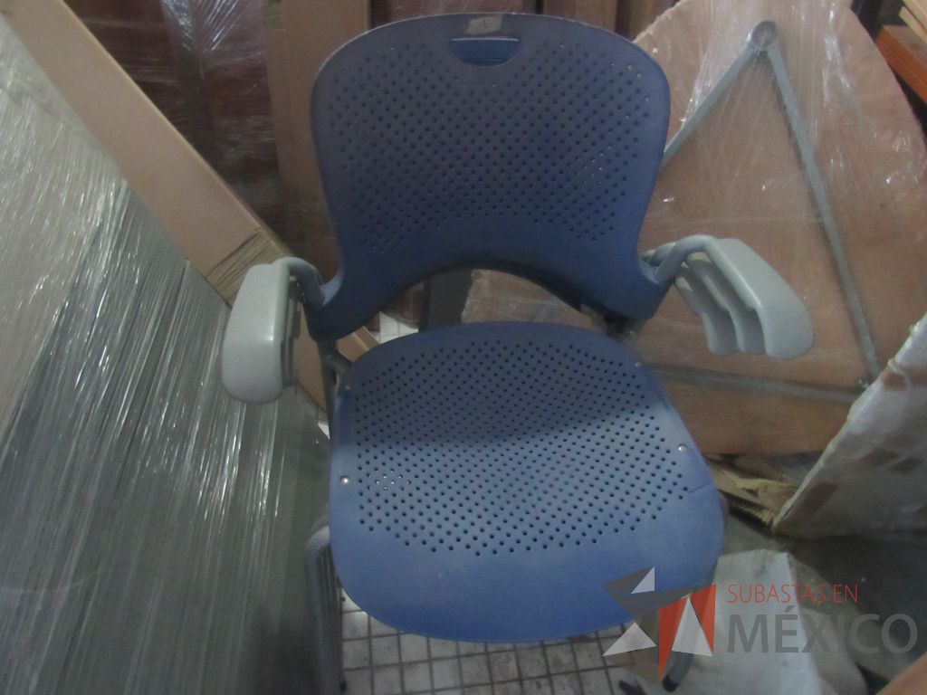 Lote 051 - 8 Sillas de visita con 4 patas metálicas con asiento y respaldo color azul - Imagen 2