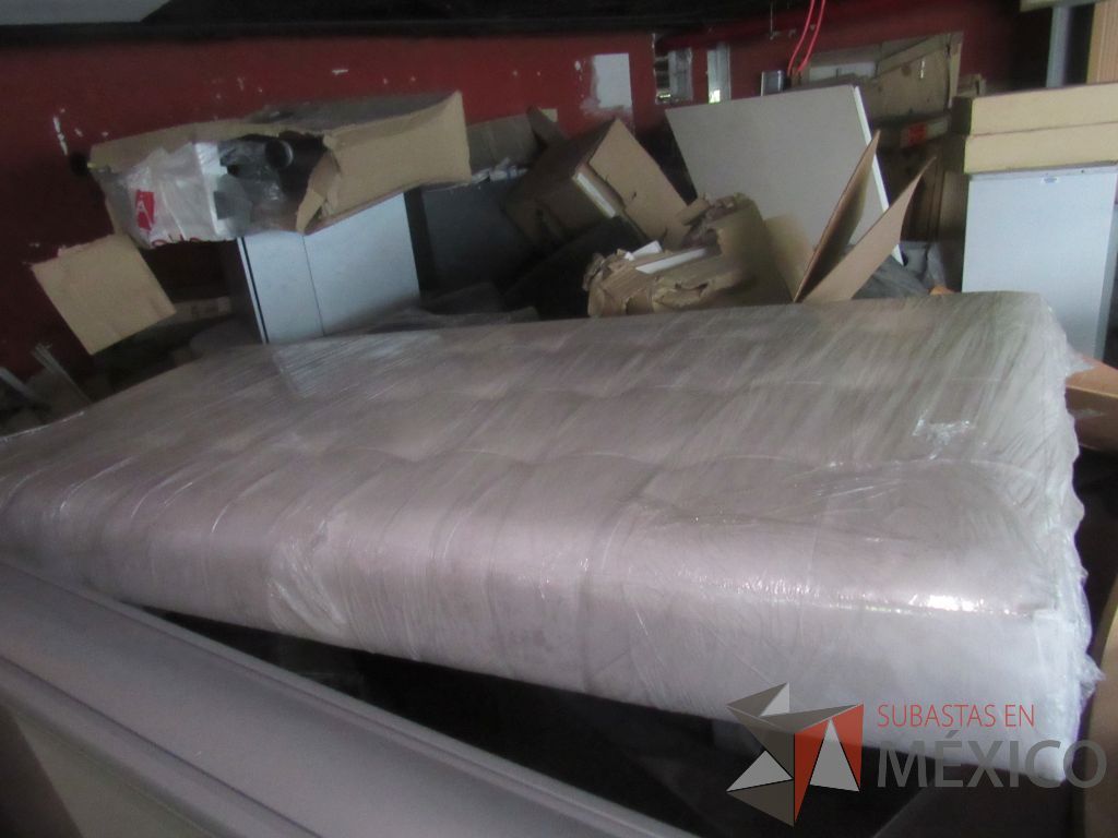Lote 377g - Banca de espera para 3 personas con base metalica y asiento tipo piel - Imagen 3