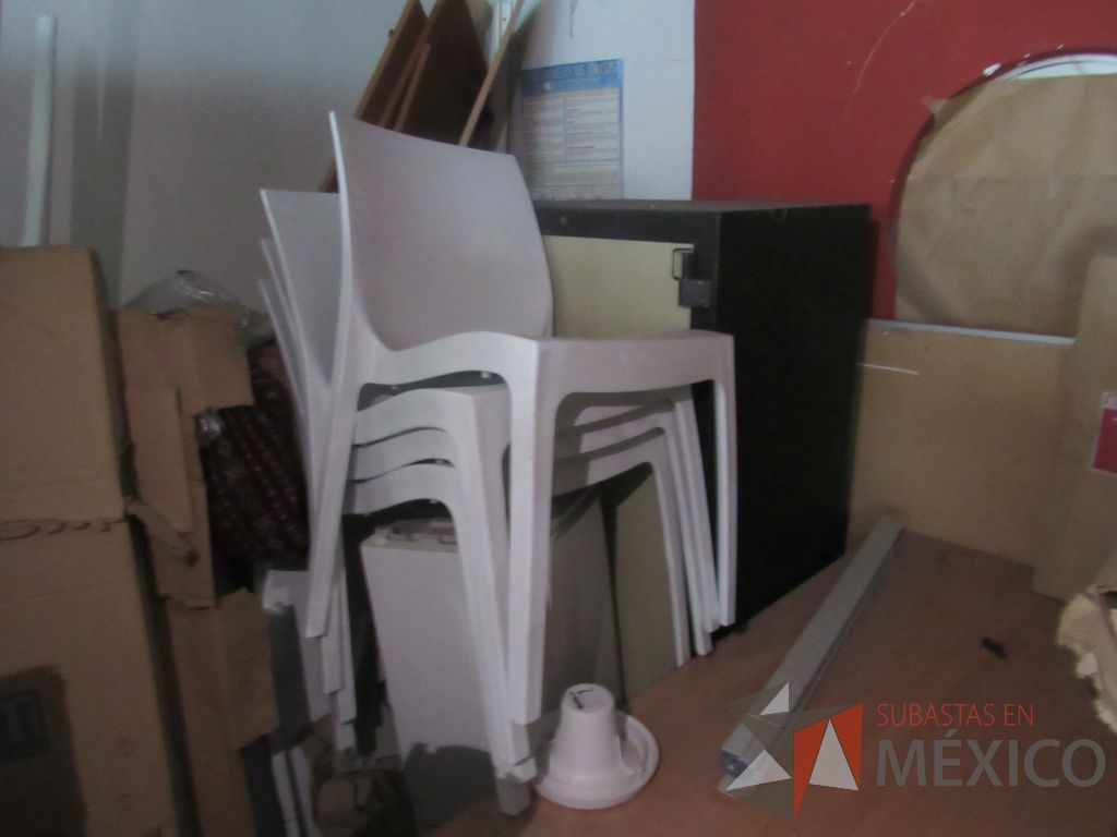 Lote 377i - Silla de comedor con asiento y respaldo liso color blanco
