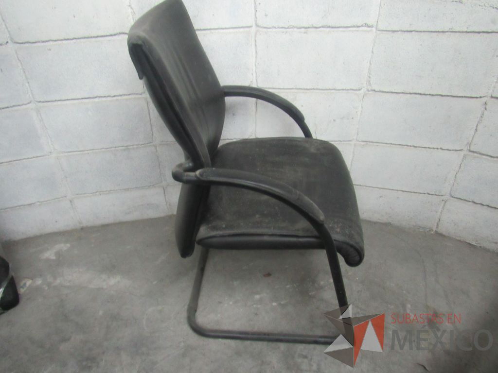 Lote 338a - Silla de visita tipo trineo con asiento y respaldo tipo piel color negro - Imagen 2