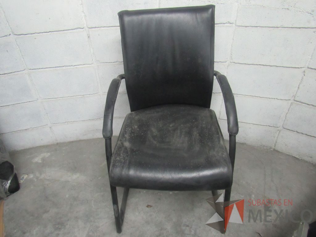 Lote 338a - Silla de visita tipo trineo con asiento y respaldo tipo piel color negro