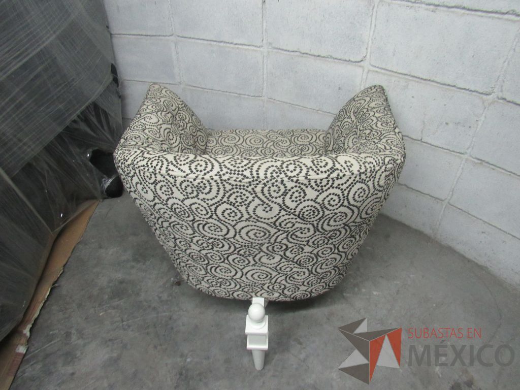 Lote 176 - Silla con base de madera color blanco, asiento y respaldo en tela color blanco con negro - Imagen 9