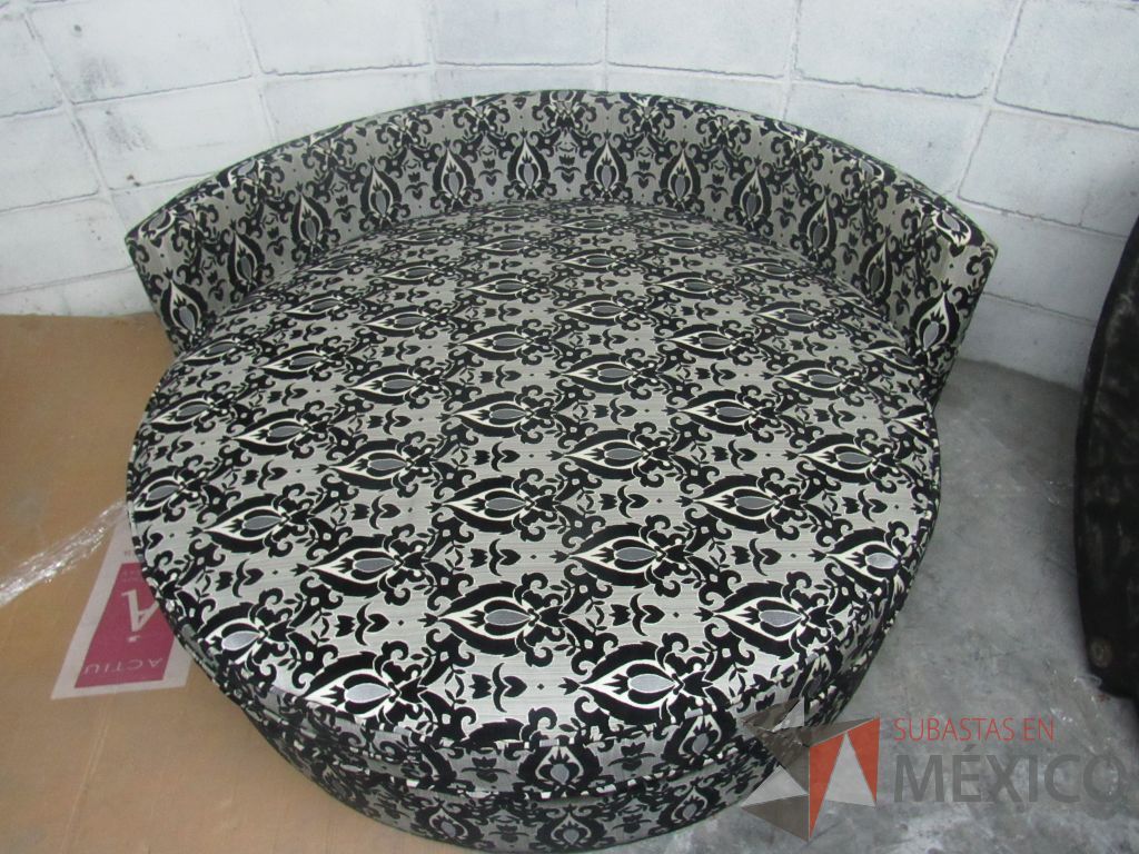 Lote 335 - Sillón circular con asiento y respaldo en tela color gris con negro