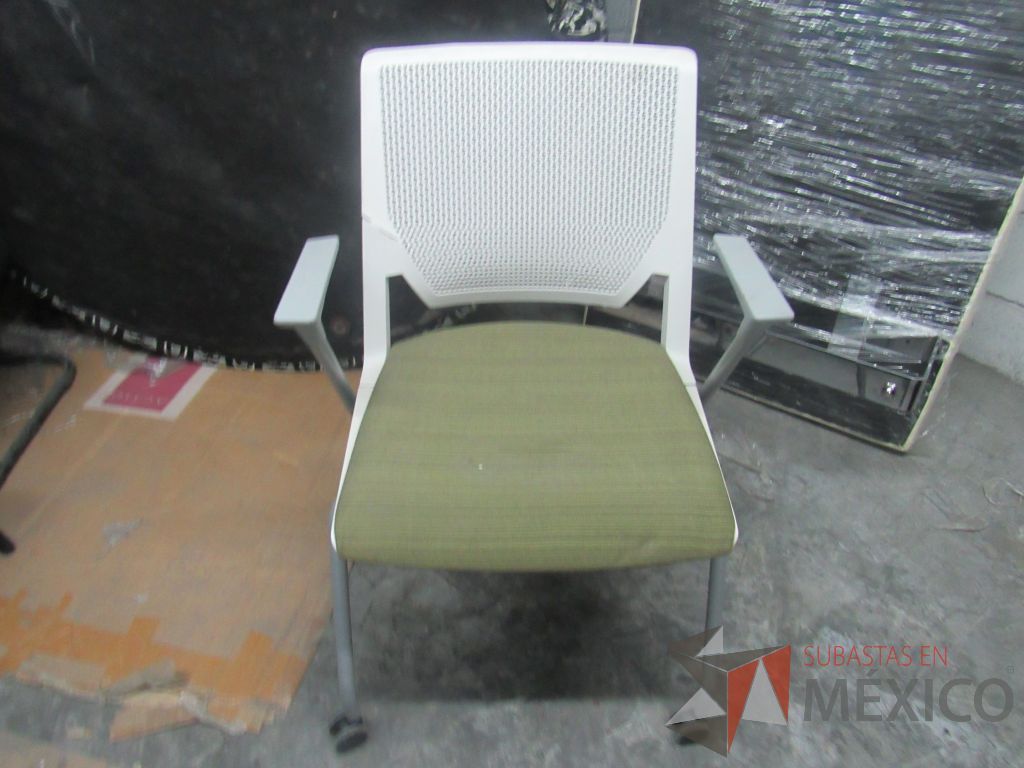 Lote 029 - Silla de visita con ruedas, asiento en tela color verde y respaldo color blanco