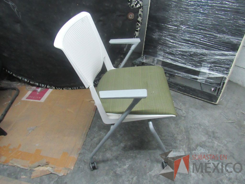 Lote 029 - Silla de visita con ruedas, asiento en tela color verde y respaldo color blanco - Imagen 2