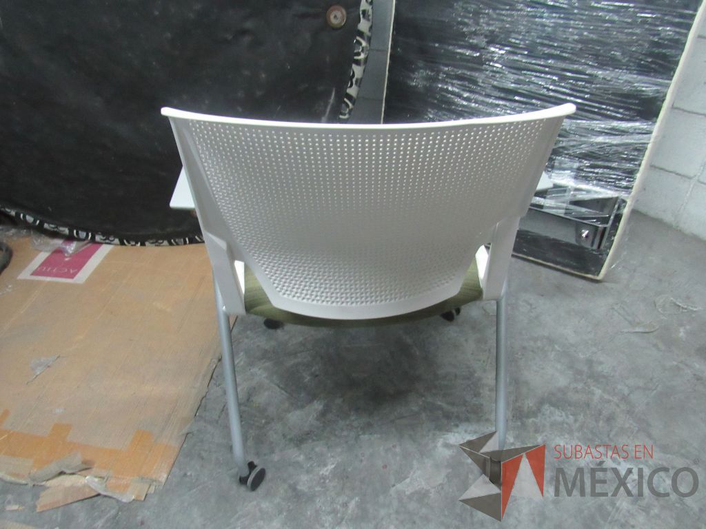 Lote 029 - Silla de visita con ruedas, asiento en tela color verde y respaldo color blanco - Imagen 6