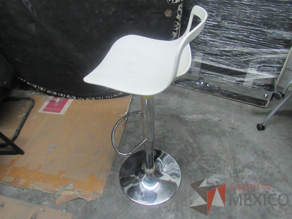 Lote 331a - Banco alto con descansa pies, asiento respaldo liso color blanco