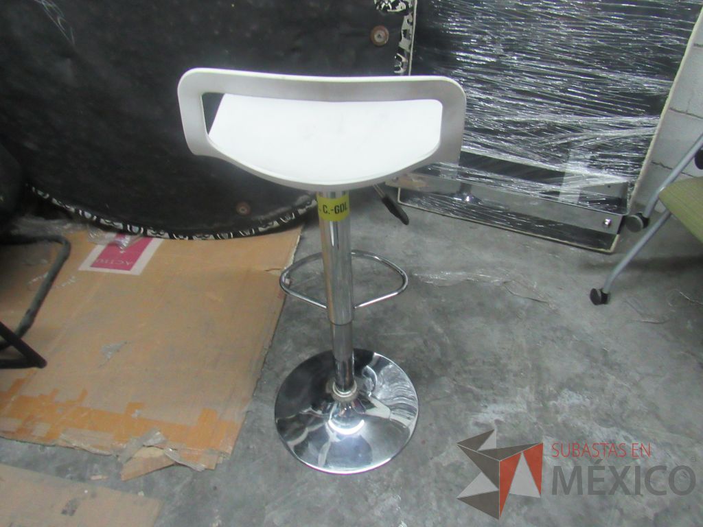 Lote 331a - Banco alto con descansa pies, asiento respaldo liso color blanco - Imagen 2