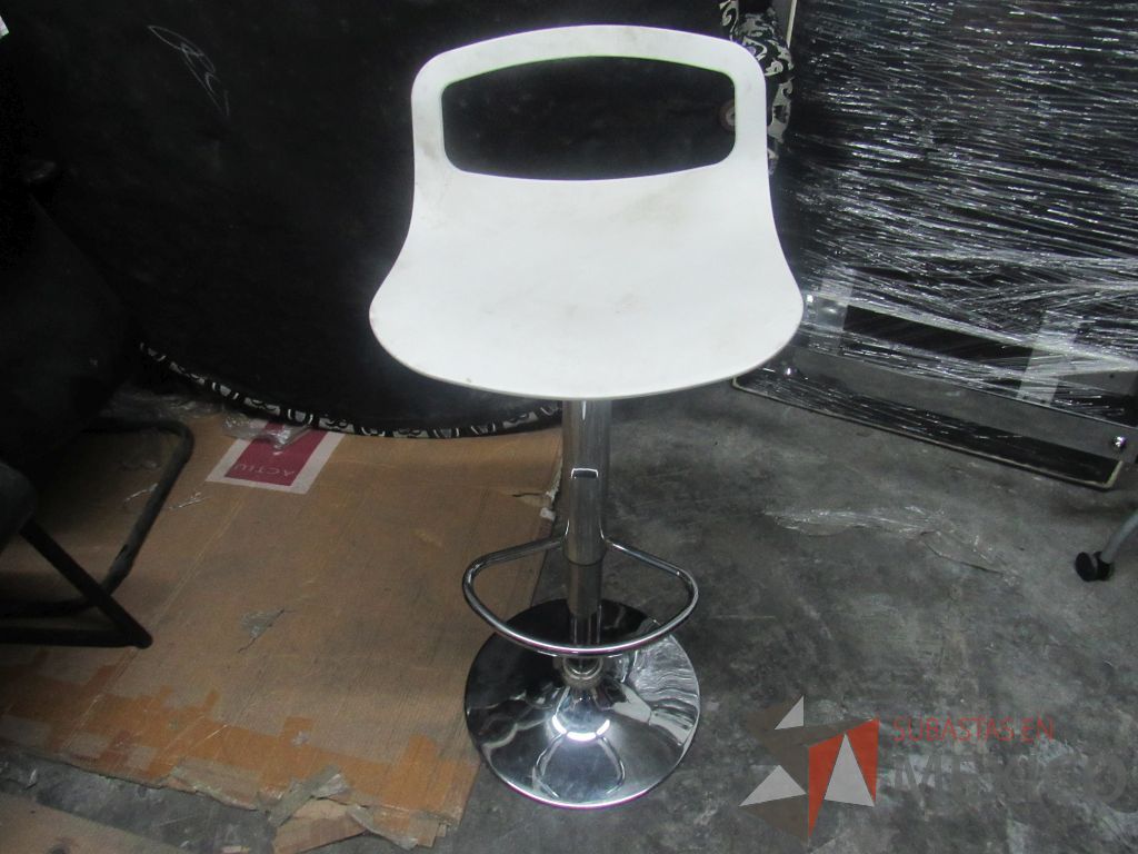 Lote 331a - Banco alto con descansa pies, asiento respaldo liso color blanco - Imagen 3