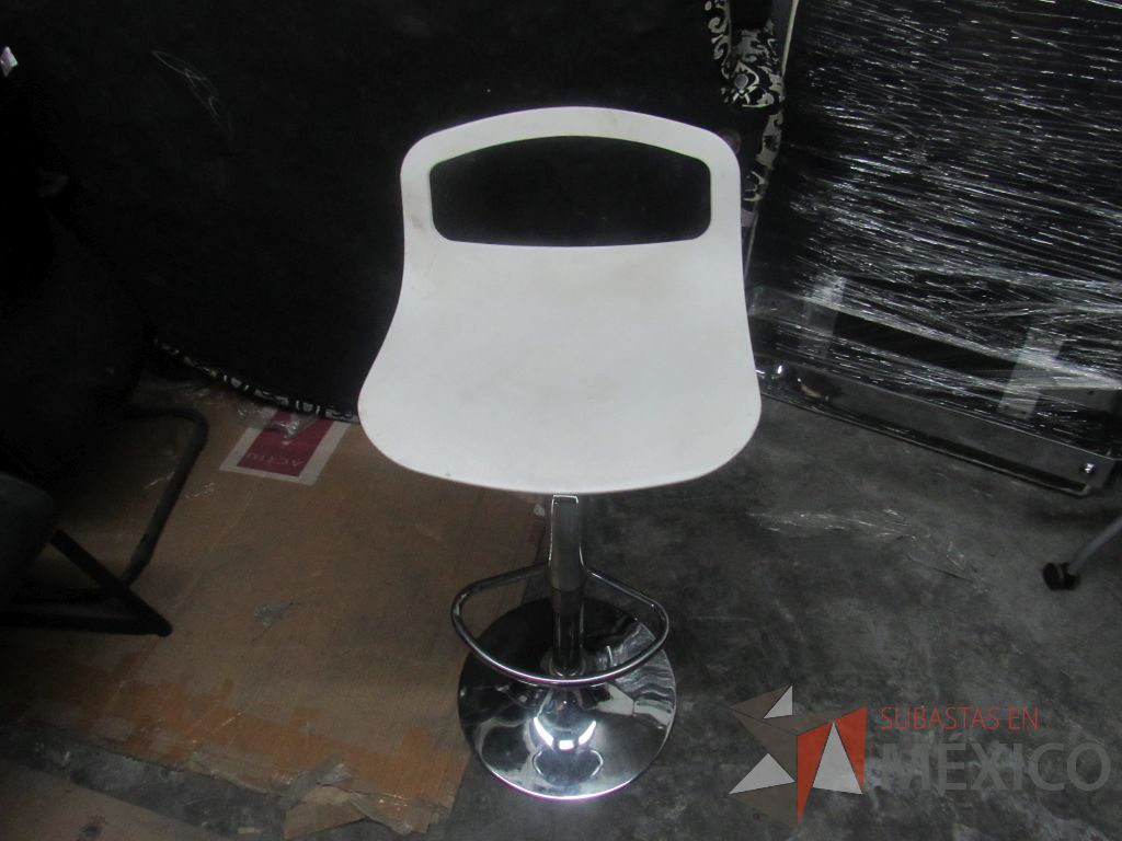Lote 331a - Banco alto con descansa pies, asiento respaldo liso color blanco - Imagen 4