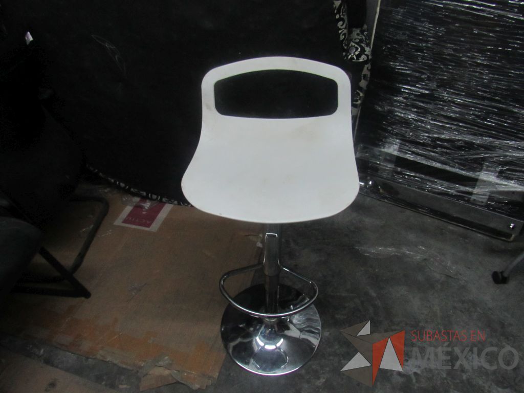 Lote 331a - Banco alto con descansa pies, asiento respaldo liso color blanco - Imagen 5
