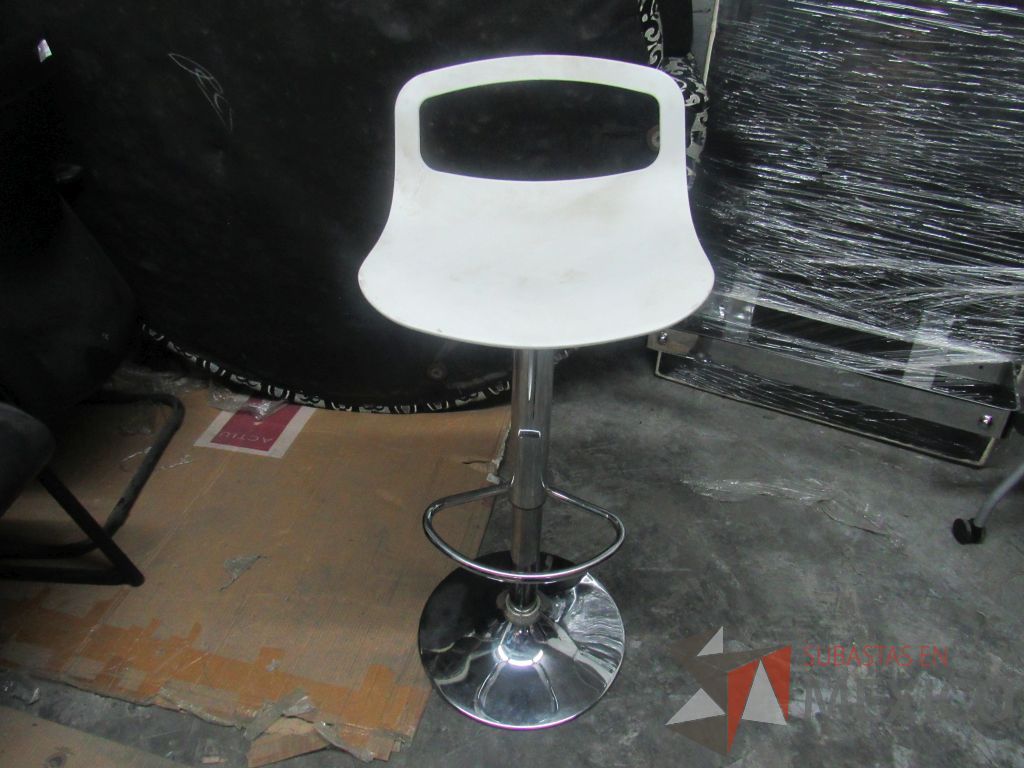 Lote 331a - Banco alto con descansa pies, asiento respaldo liso color blanco - Imagen 6