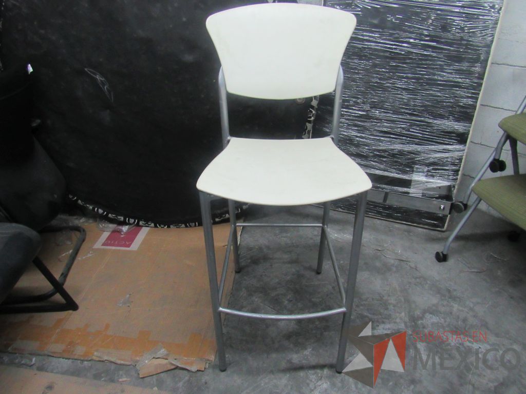 Lote 328 - Silla alta con descansa pies, asiento y respaldo liso color blanco - Imagen 2
