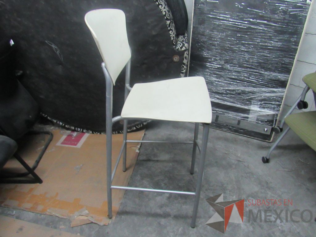 Lote 328 - Silla alta con descansa pies, asiento y respaldo liso color blanco - Imagen 3
