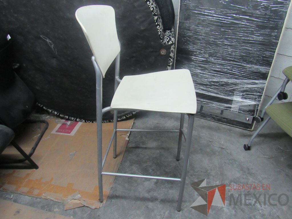 Lote 328 - Silla alta con descansa pies, asiento y respaldo liso color blanco - Imagen 4