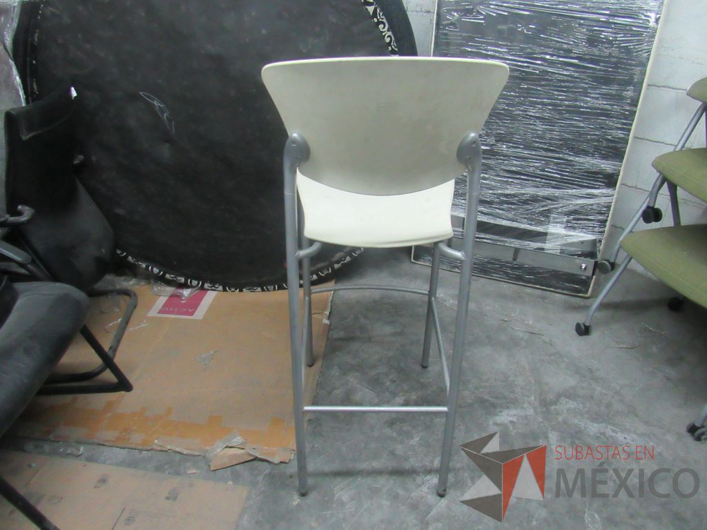 Lote 328 - Silla alta con descansa pies, asiento y respaldo liso color blanco - Imagen 5