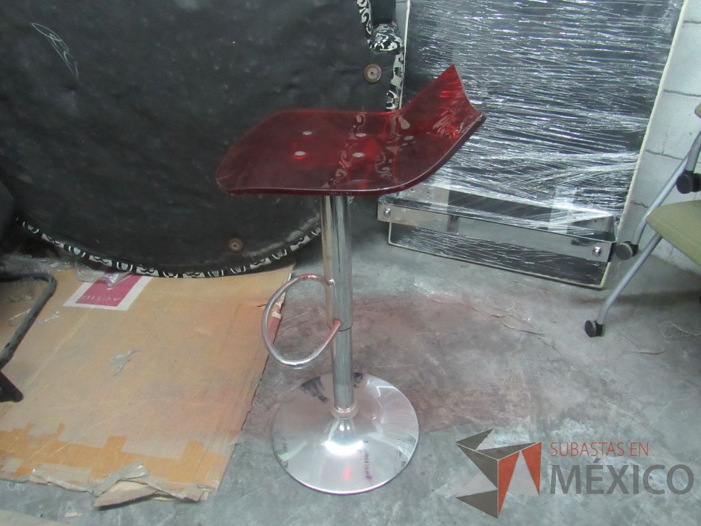 Lote 310a - Banco alto con descansa pies y asiento liso color rojo - Imagen 3