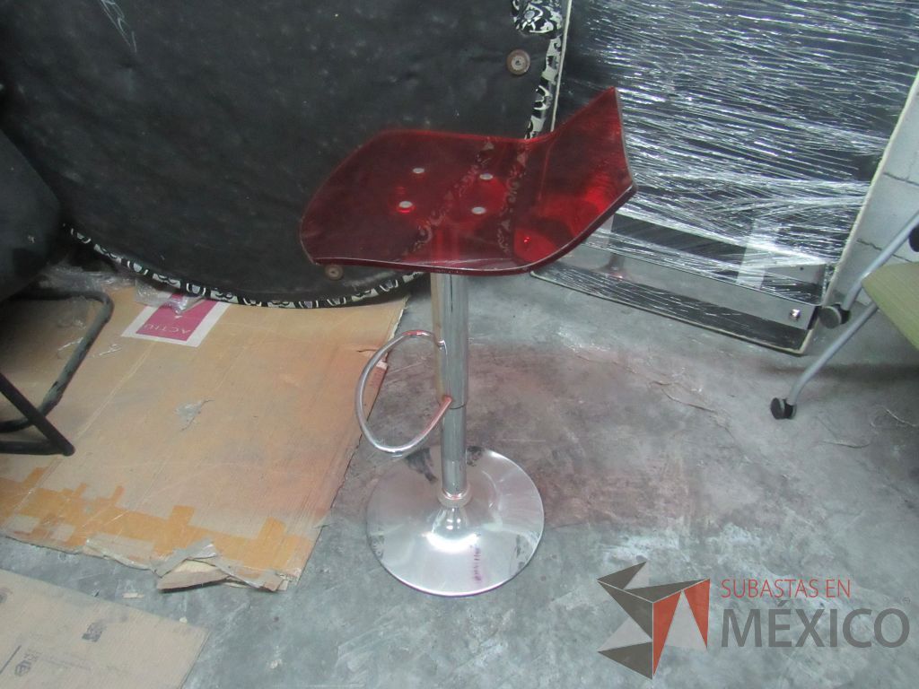 Lote 310a - Banco alto con descansa pies y asiento liso color rojo - Imagen 2