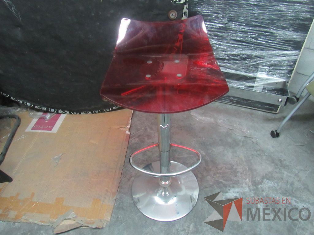 Lote 310a - Banco alto con descansa pies y asiento liso color rojo - Imagen 5