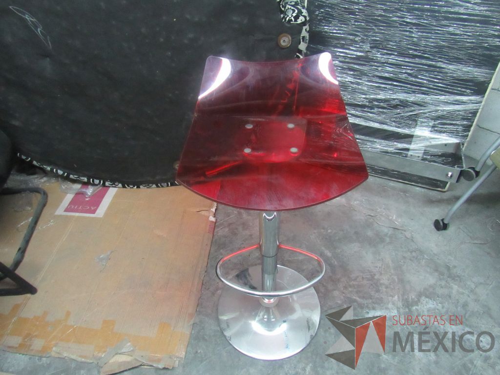 Lote 310a - Banco alto con descansa pies y asiento liso color rojo