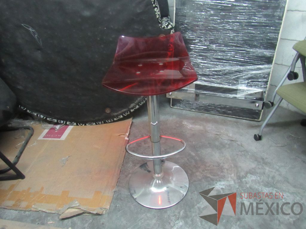 Lote 310a - Banco alto con descansa pies y asiento liso color rojo - Imagen 6
