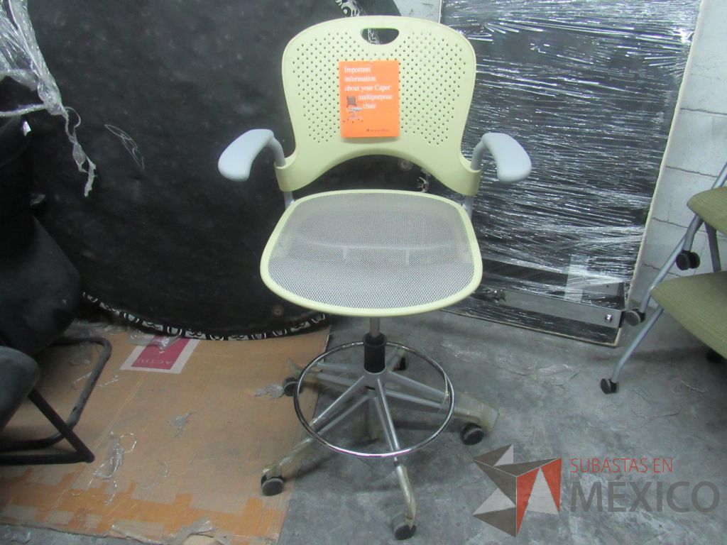 Lote 309 - Silla alta con descansa pies, asiento en malla color gris y respaldo color verde - Imagen 4