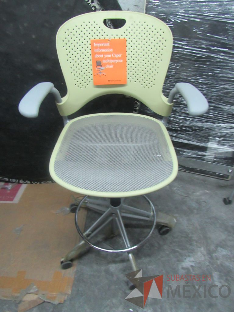 Lote 309 - Silla alta con descansa pies, asiento en malla color gris y respaldo color verde - Imagen 5