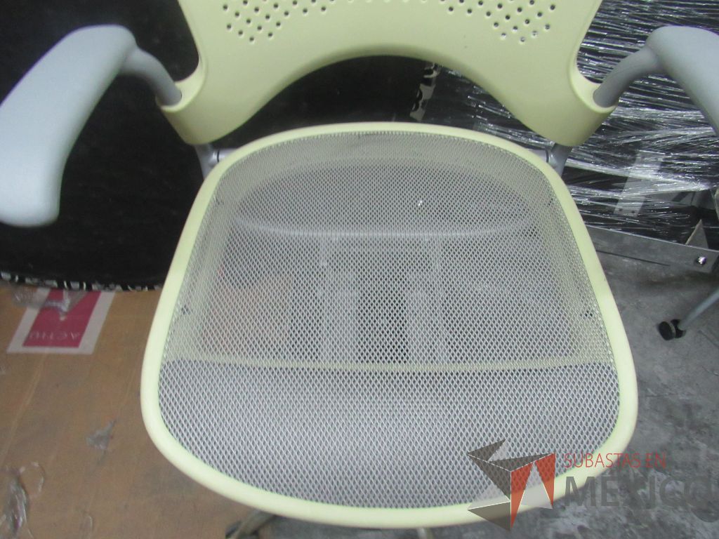 Lote 309 - Silla alta con descansa pies, asiento en malla color gris y respaldo color verde - Imagen 3