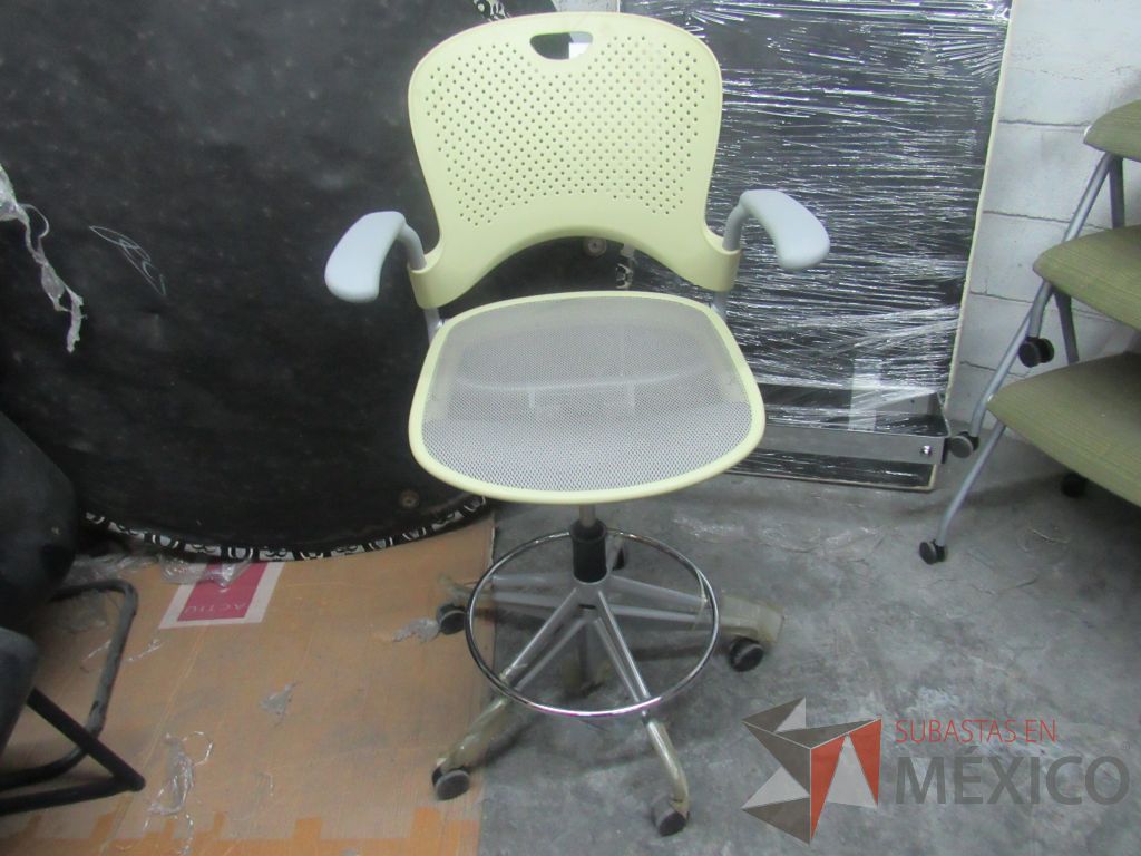 Lote 309 - Silla alta con descansa pies, asiento en malla color gris y respaldo color verde