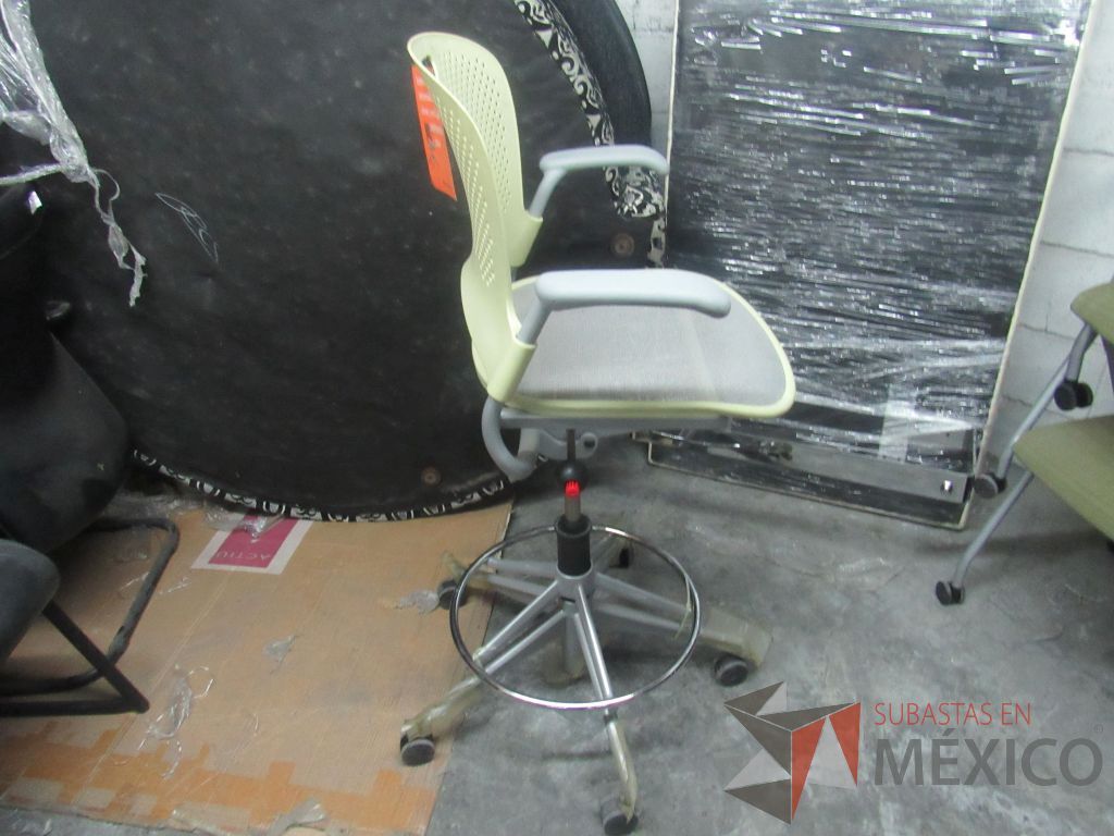 Lote 309 - Silla alta con descansa pies, asiento en malla color gris y respaldo color verde - Imagen 6