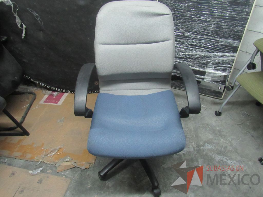 Lote 308 - Silla operativa con asiento en tela color azul y respaldo color gris