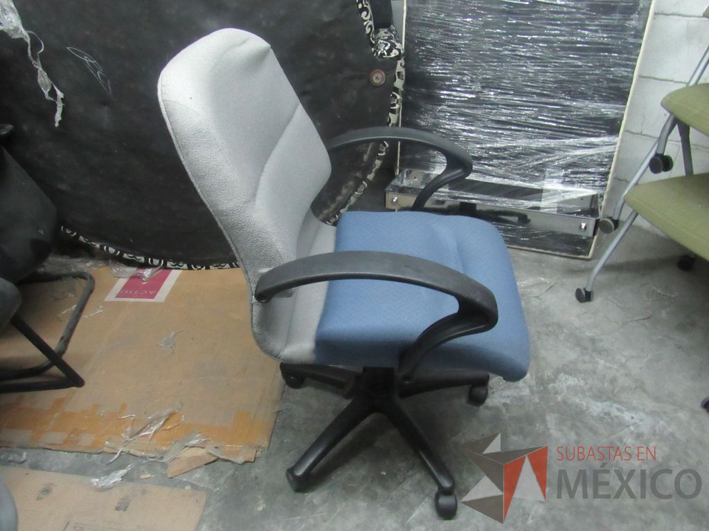 Lote 308 - Silla operativa con asiento en tela color azul y respaldo color gris - Imagen 2
