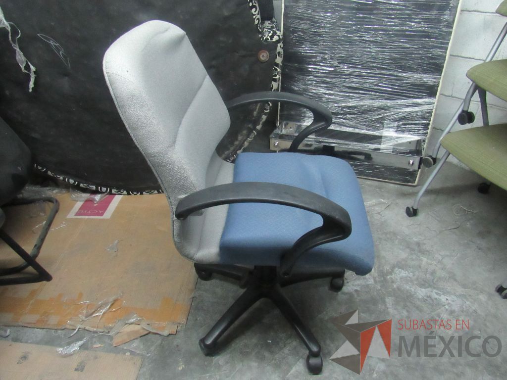 Lote 308 - Silla operativa con asiento en tela color azul y respaldo color gris - Imagen 3