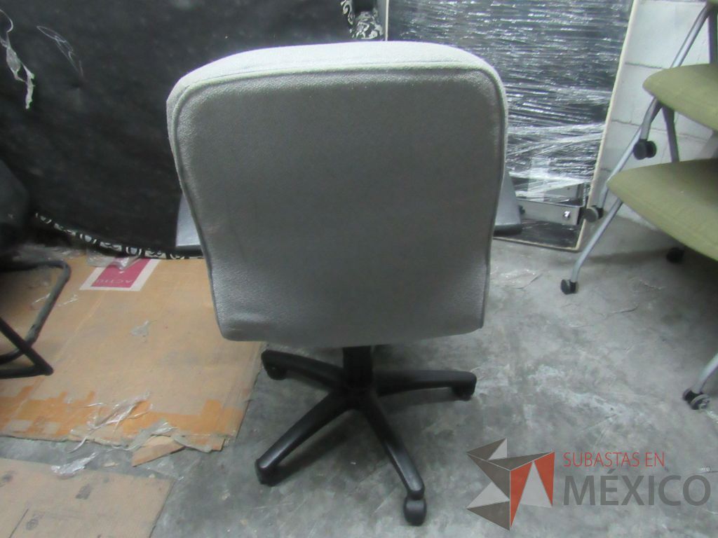 Lote 308 - Silla operativa con asiento en tela color azul y respaldo color gris - Imagen 4