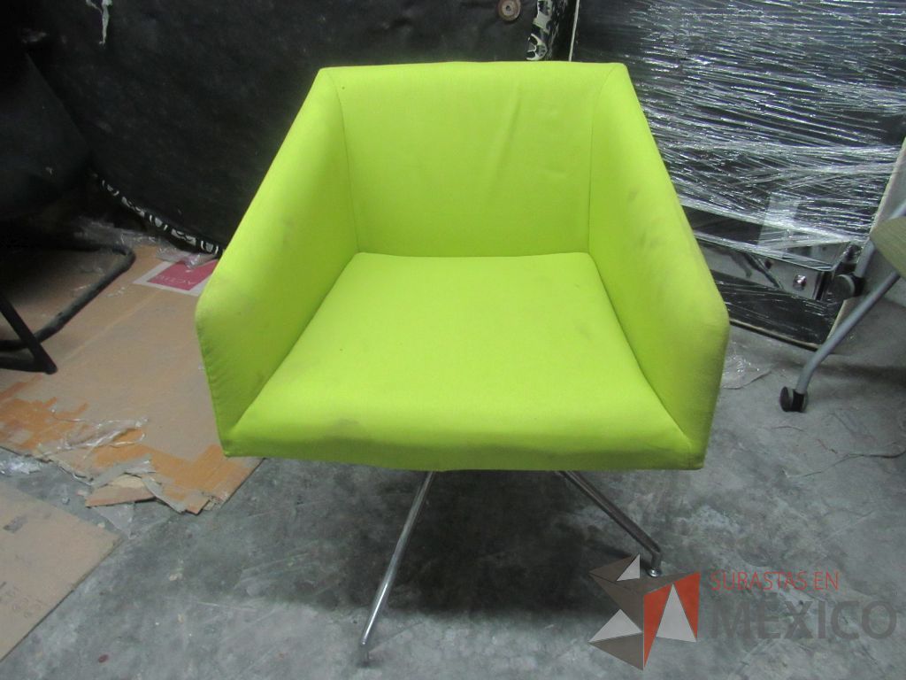 Lote 307 - Silla con base metálica, asiento y respaldo en tela color verde - Imagen 2