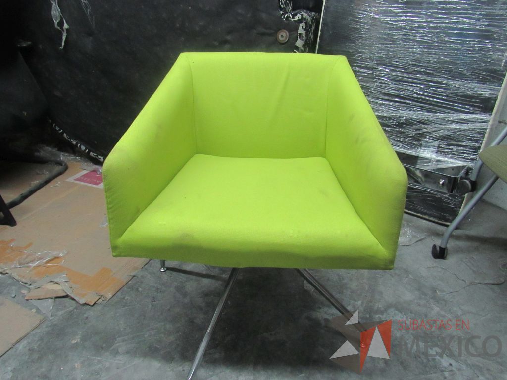 Lote 307 - Silla con base metálica, asiento y respaldo en tela color verde