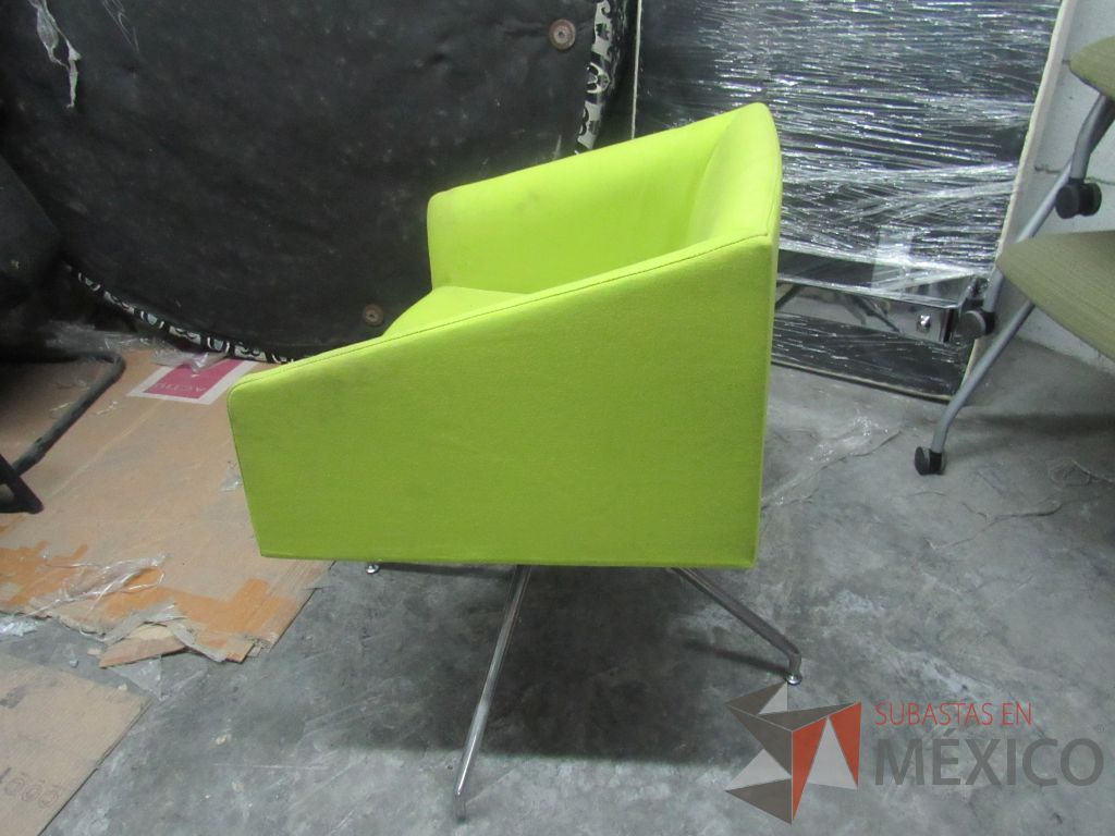 Lote 307 - Silla con base metálica, asiento y respaldo en tela color verde - Imagen 3