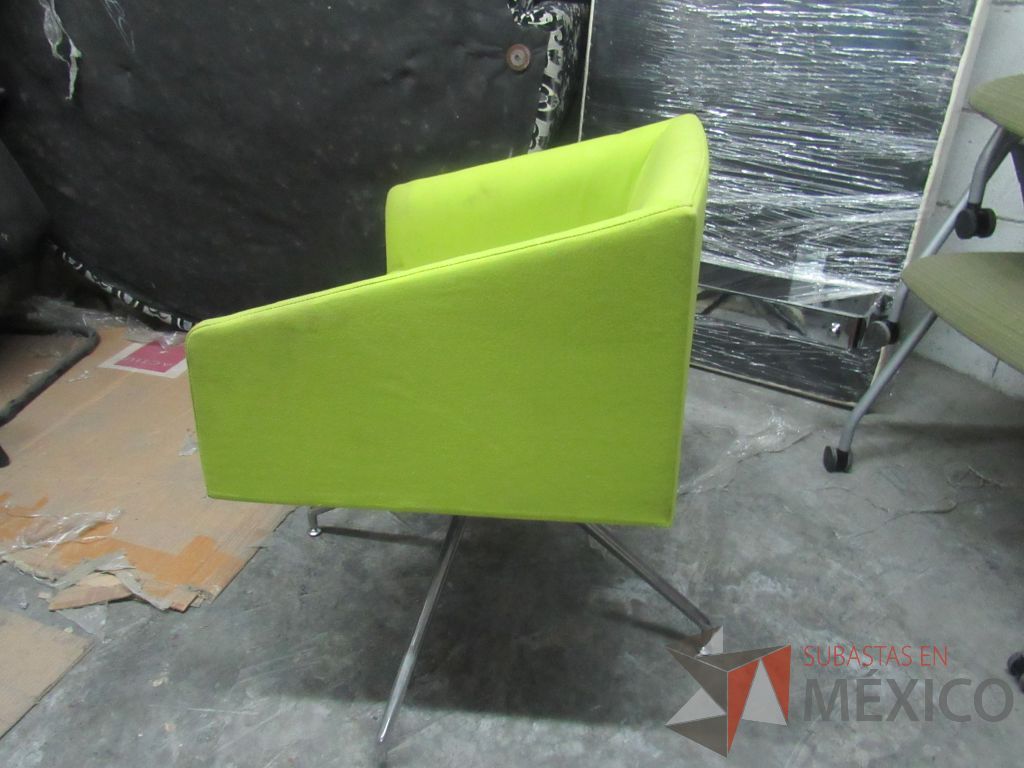 Lote 307 - Silla con base metálica, asiento y respaldo en tela color verde - Imagen 4
