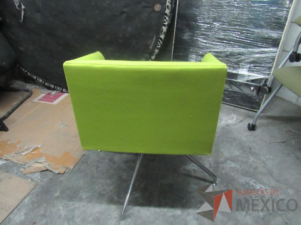 Lote 307 - Silla con base metálica, asiento y respaldo en tela color verde - Imagen 5