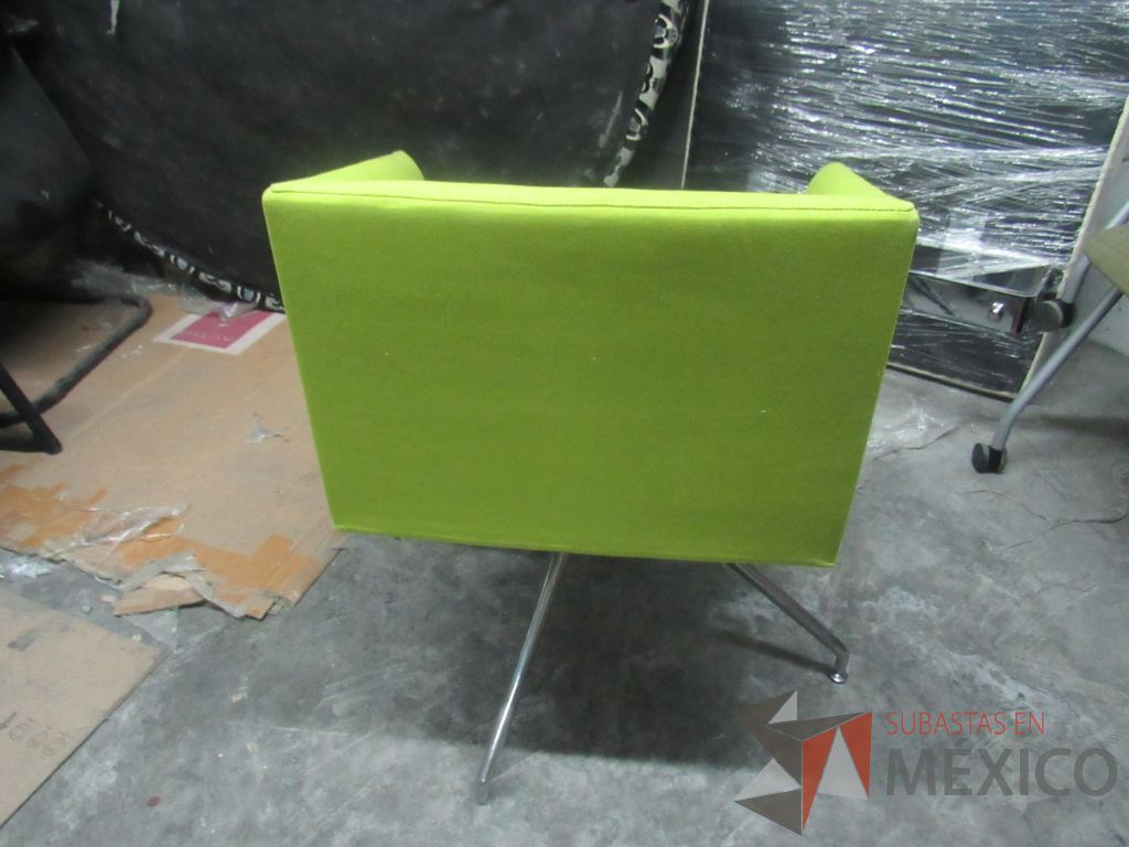Lote 307 - Silla con base metálica, asiento y respaldo en tela color verde - Imagen 6