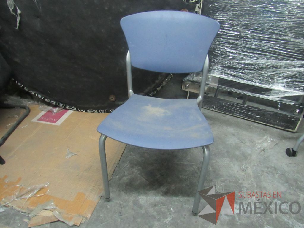 Lote 306 - Silla de comedor con 4 patas metálicas, asiento y respaldo liso color azul - Imagen 2