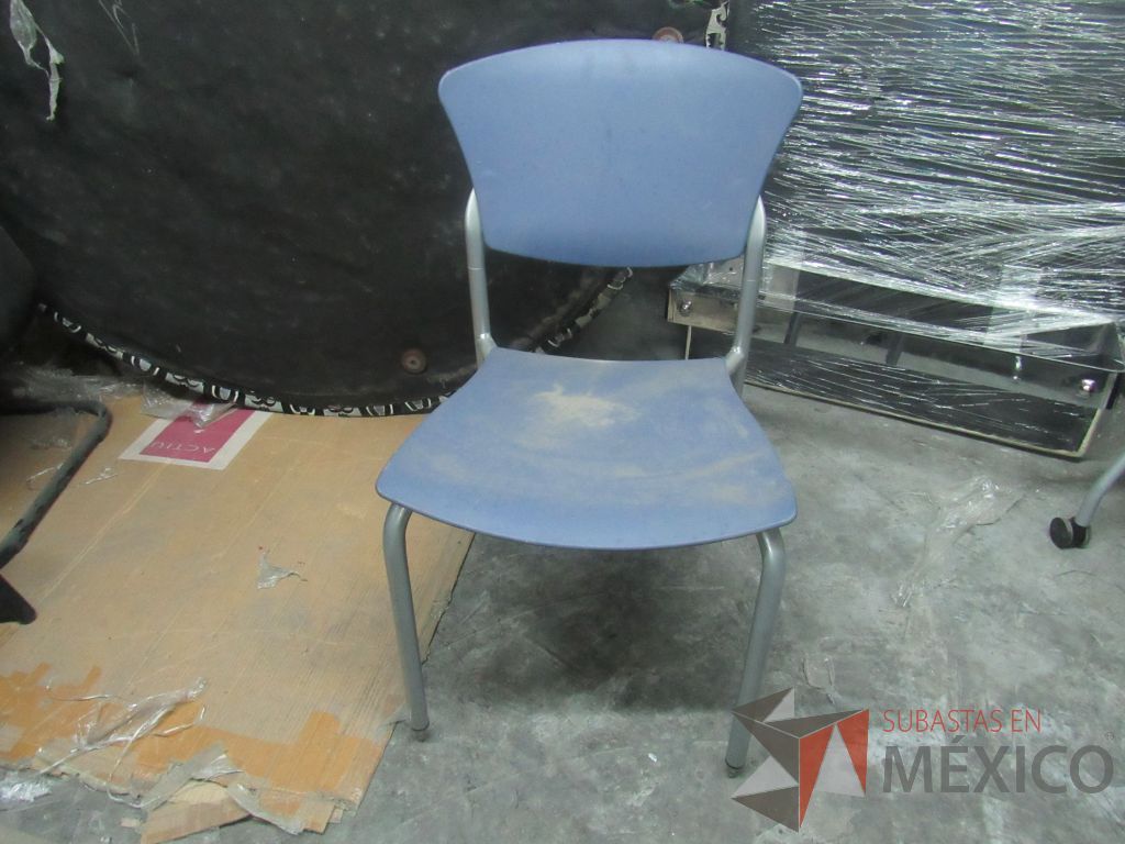 Lote 306 - Silla de comedor con 4 patas metálicas, asiento y respaldo liso color azul