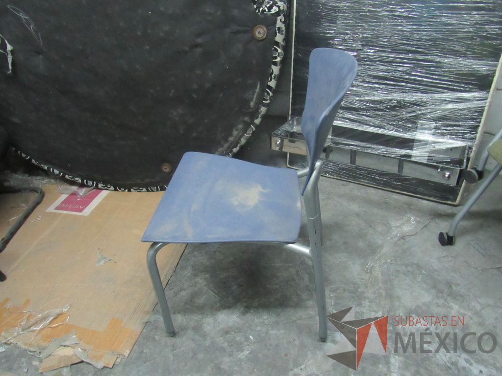 Lote 306 - Silla de comedor con 4 patas metálicas, asiento y respaldo liso color azul - Imagen 3
