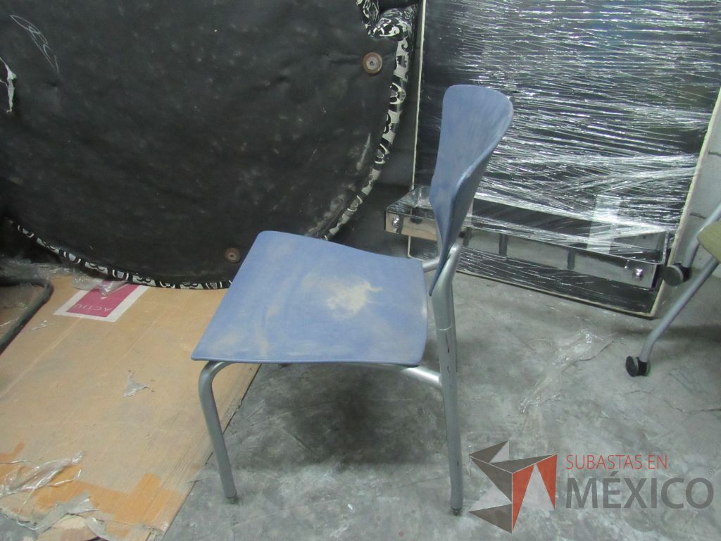 Lote 306 - Silla de comedor con 4 patas metálicas, asiento y respaldo liso color azul - Imagen 4