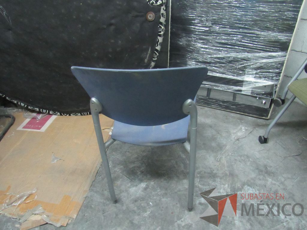 Lote 306 - Silla de comedor con 4 patas metálicas, asiento y respaldo liso color azul - Imagen 5