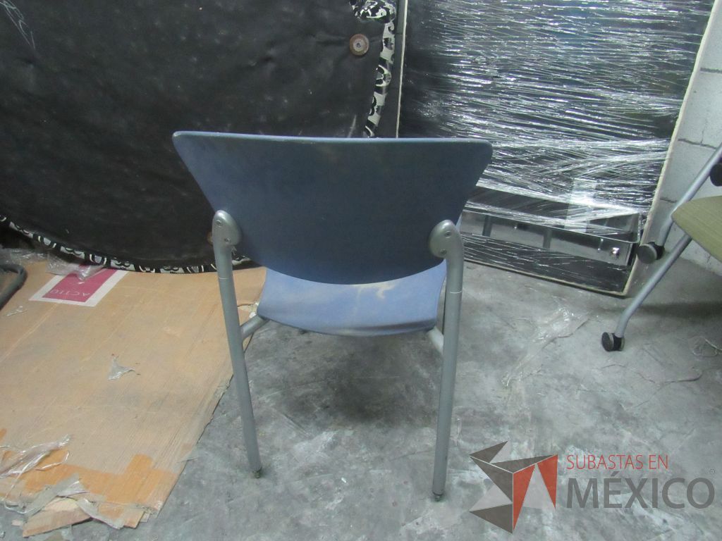 Lote 306 - Silla de comedor con 4 patas metálicas, asiento y respaldo liso color azul - Imagen 6
