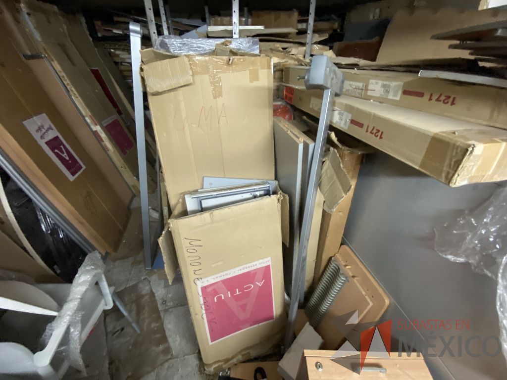 Lote 051 - 350 piezas de mampara y accesorios para estaciones de trabajo - Imagen 5